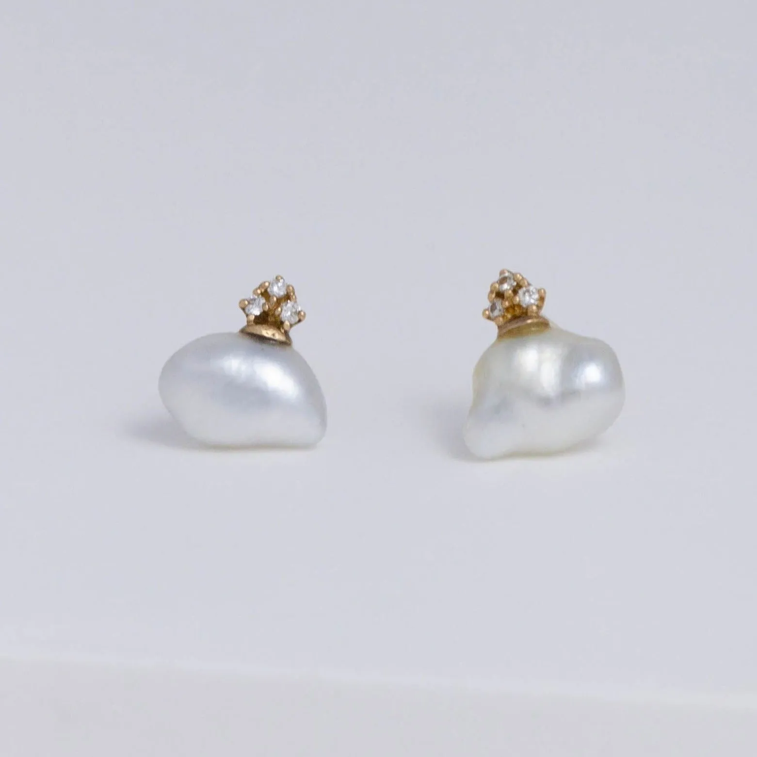 Ballon white pearl stud