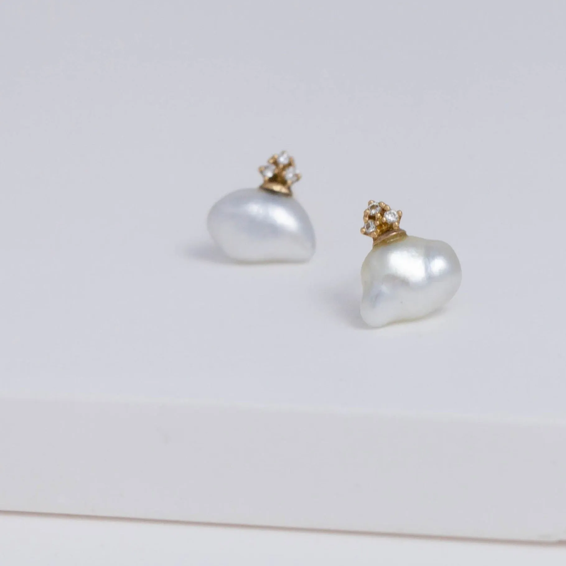 Ballon white pearl stud