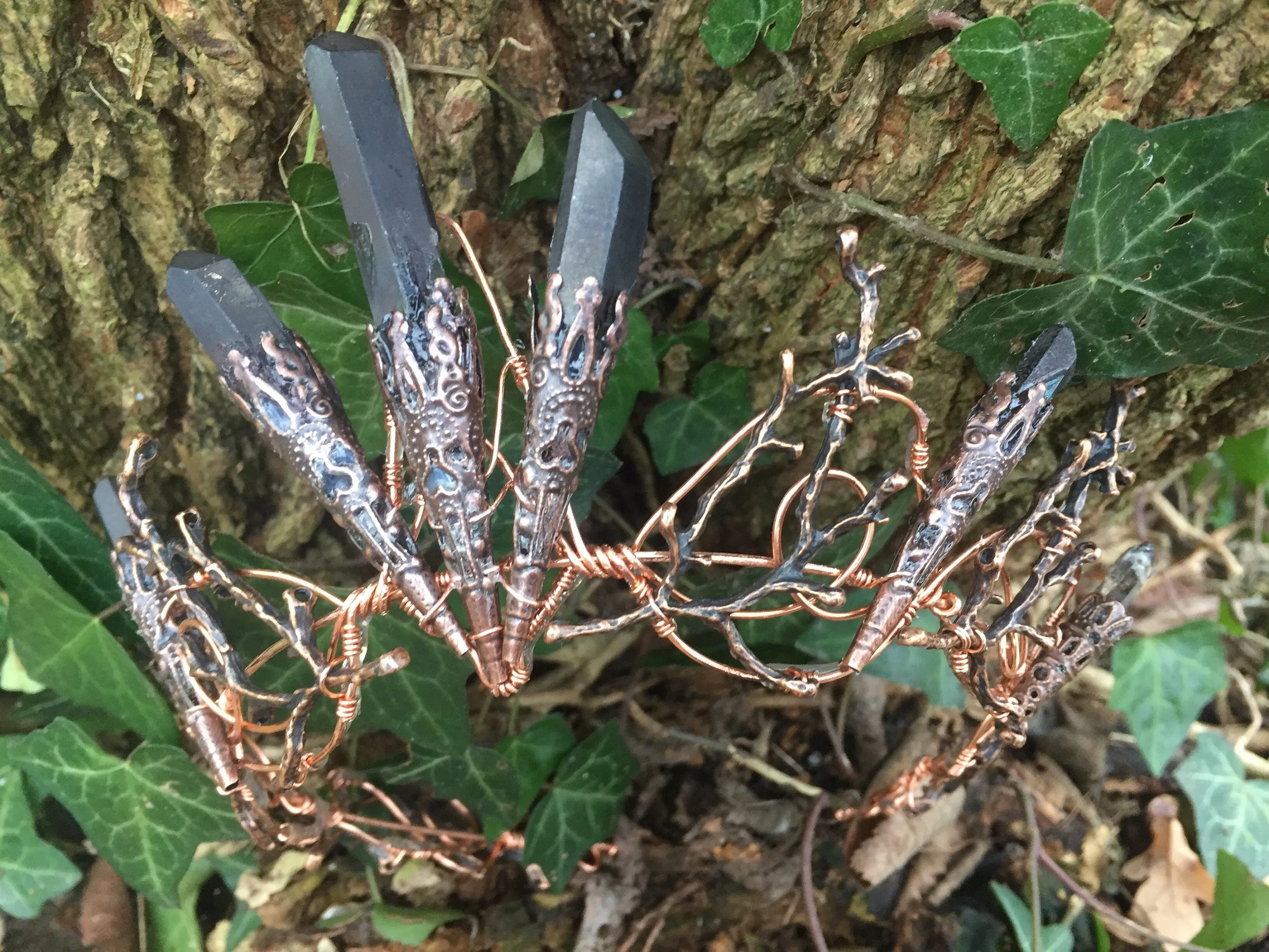 The DUSK VENUS Black Quartz Crown